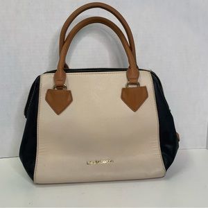 Liz Claiborne medium sized shoulder bag  zipper pockets